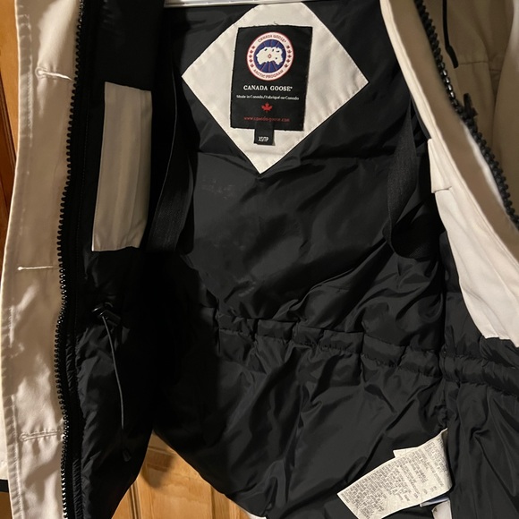Canada goose white Montebello parka women’s/youth XS dry cleaned,excellent cond - Picture 2 of 8